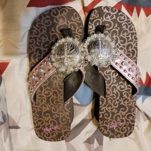 Blazin Roxx conch flip flops